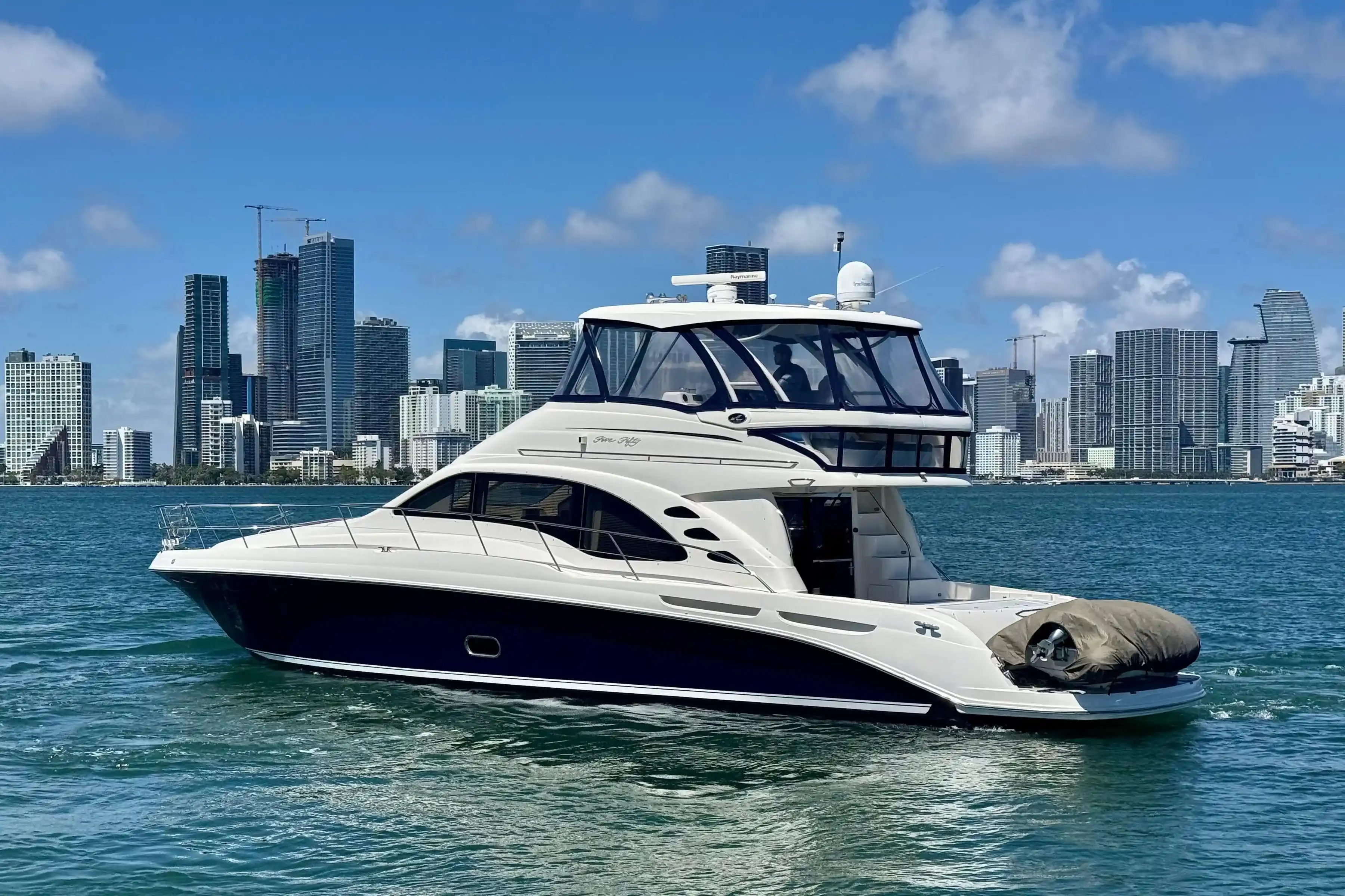 Sea Ray 550 Sedan Bridge Exterior