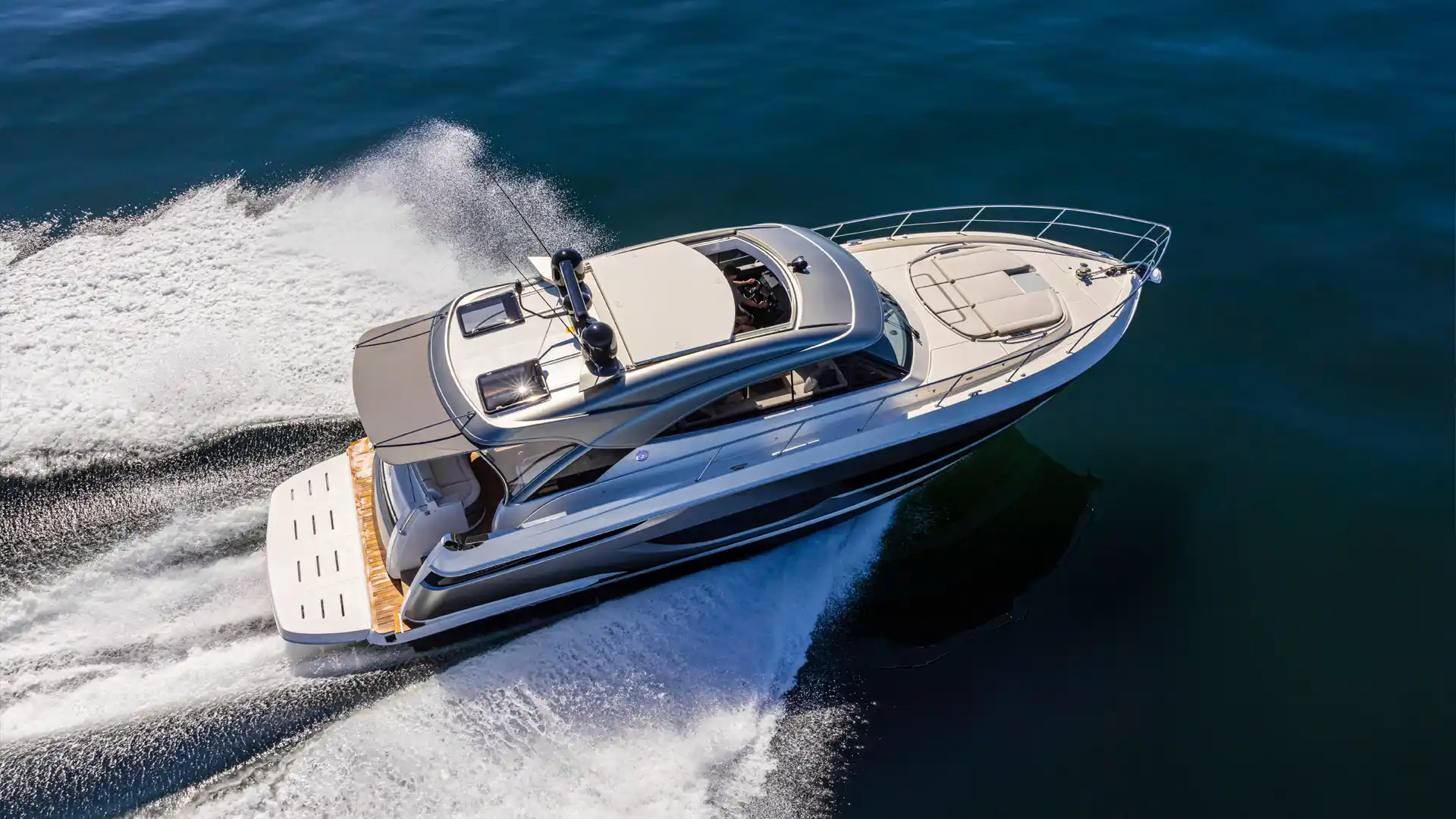 Riviera 4600 Sport Yacht Platinum Edition Exterior