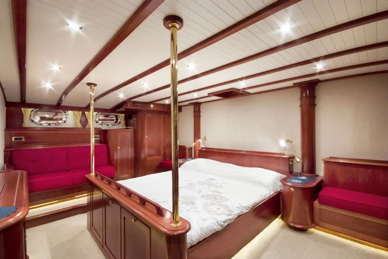 De Alm Delfino 70 Interior