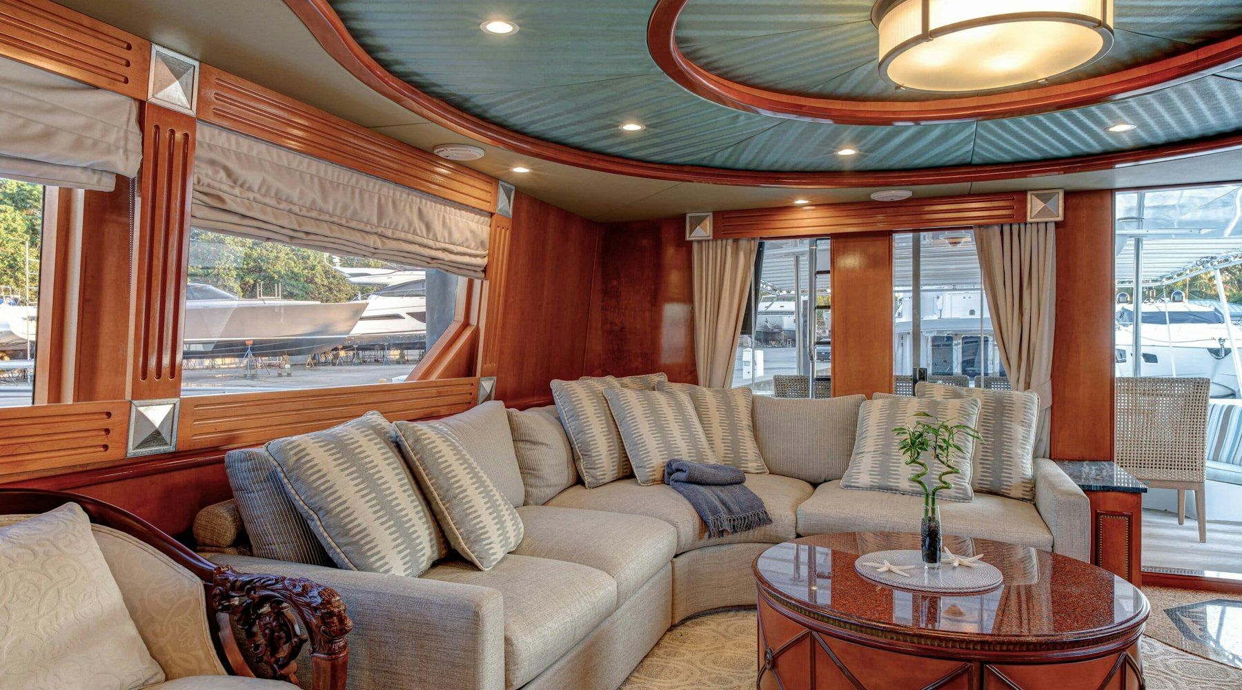 Interieur van de Hatteras 90 SIR JON II