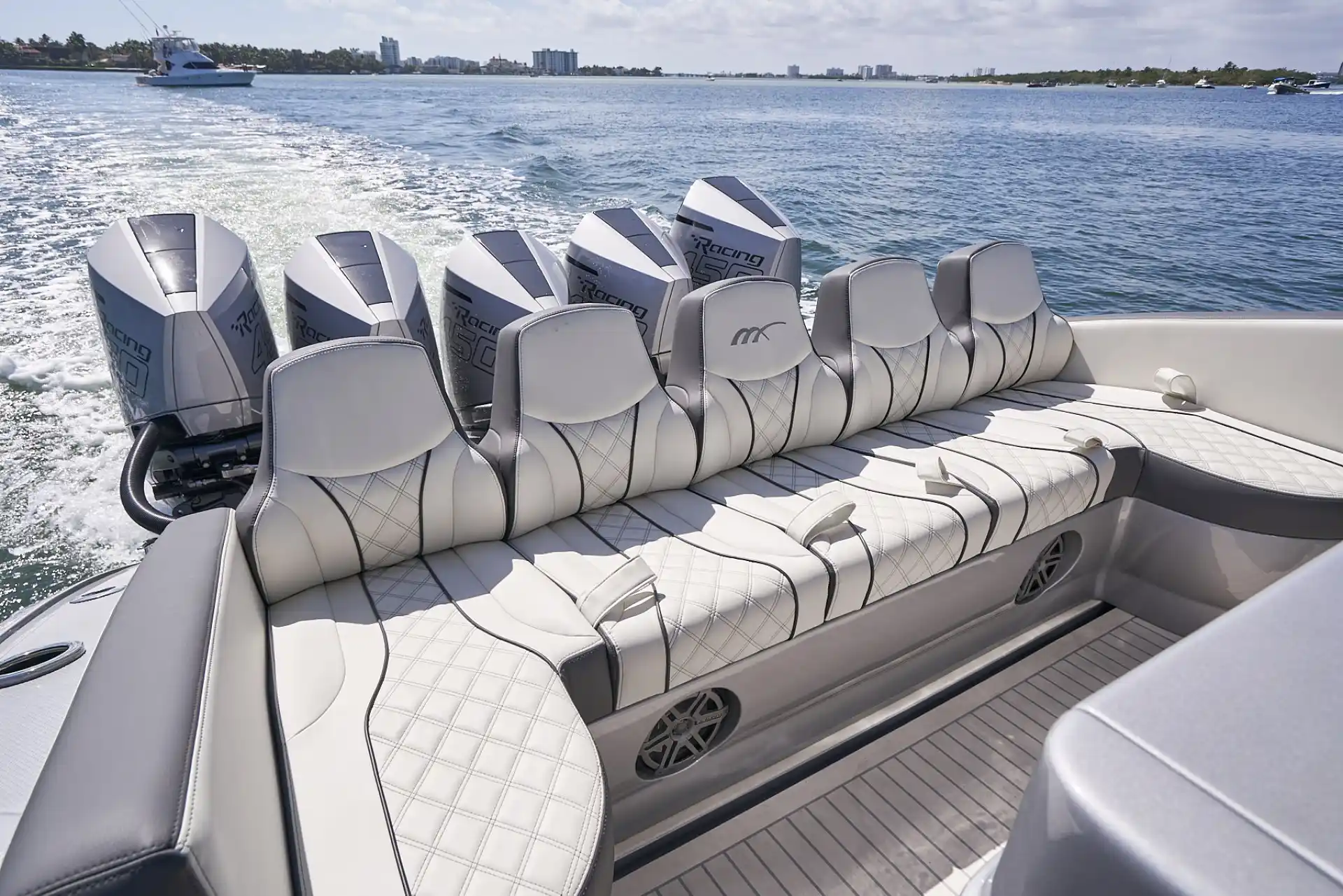 Interni del Midnight Express Boats 43' Open