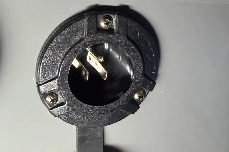 Intérieur du Vision Marine WX Tritoon