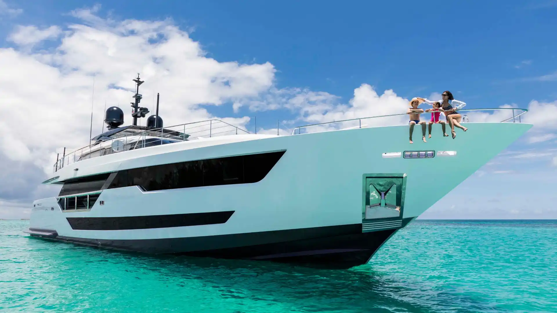 Exterior del Custom Line 120'