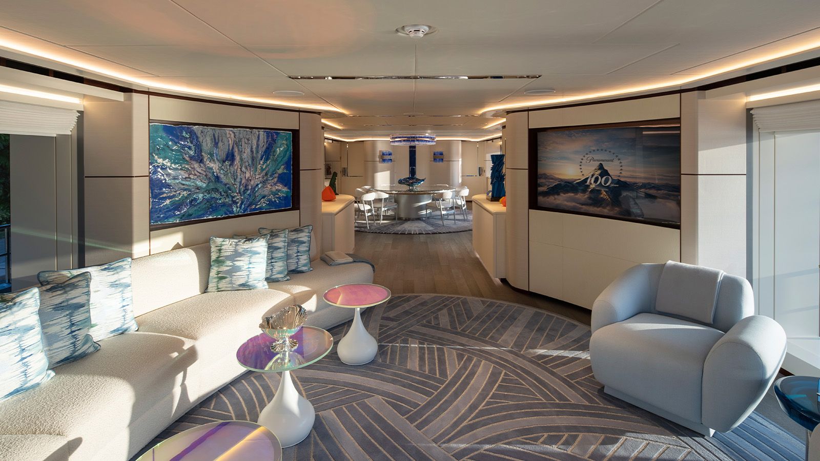 Interieur van de Heesen Yachts Book Ends