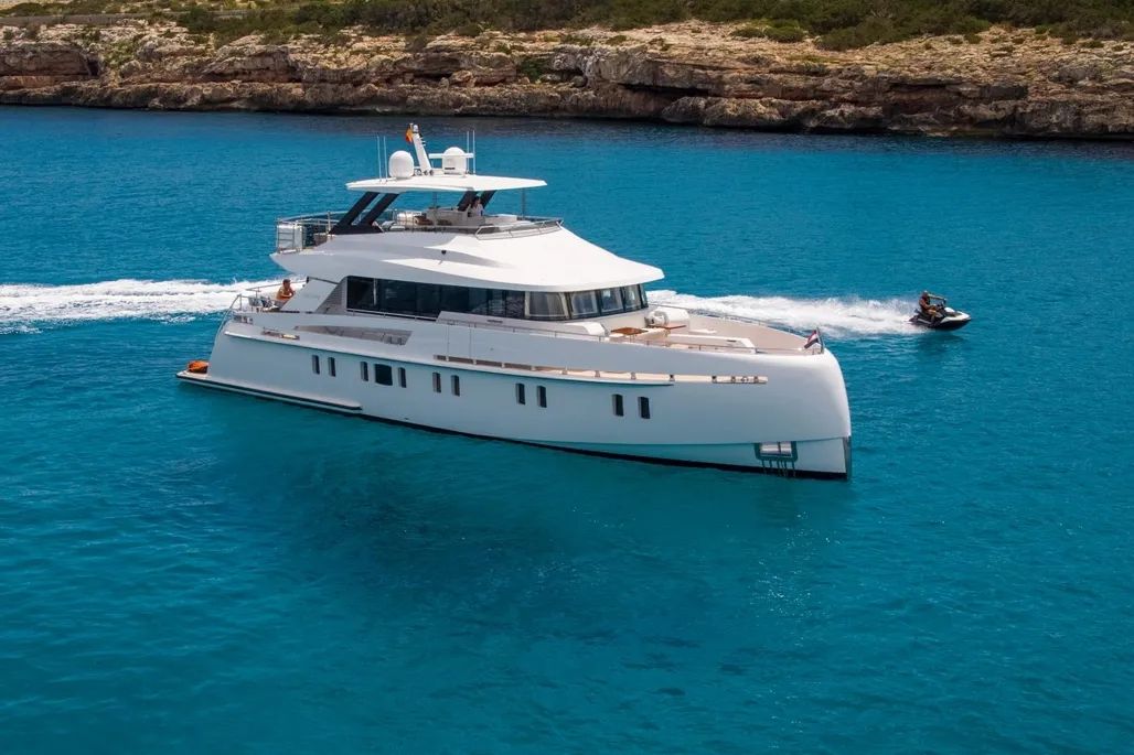 Vanquish Yachts VQ82