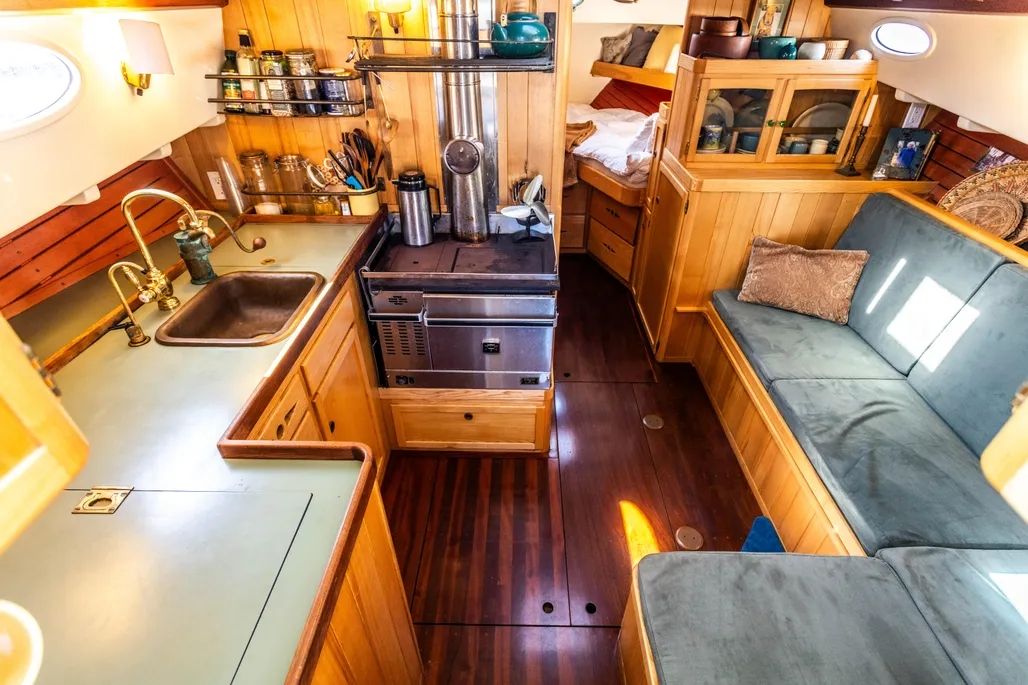 Innenbereich der Jespersen Boat Builders Custom Gartside Downeast Cruiser