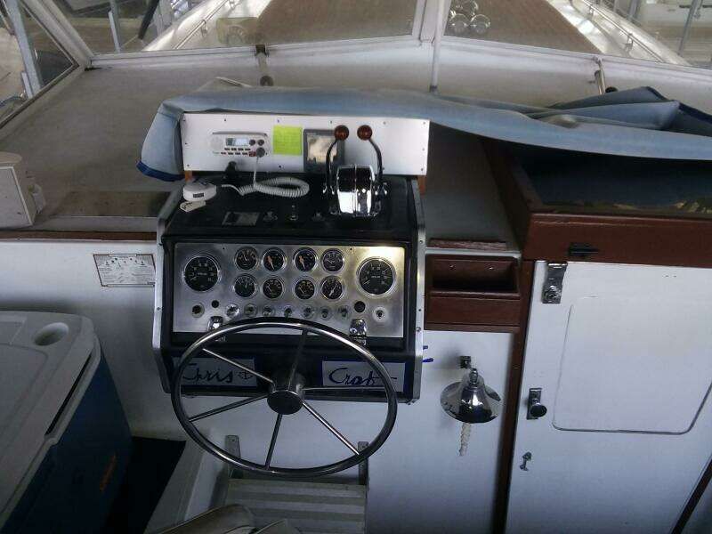 Chris-Craft 350 Catalina Interior