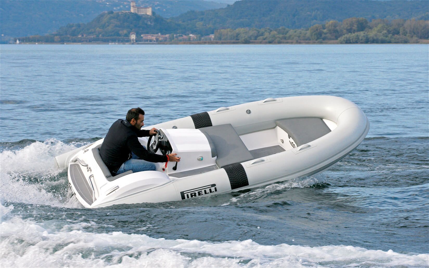 Interior del Pirelli Speedboats J39