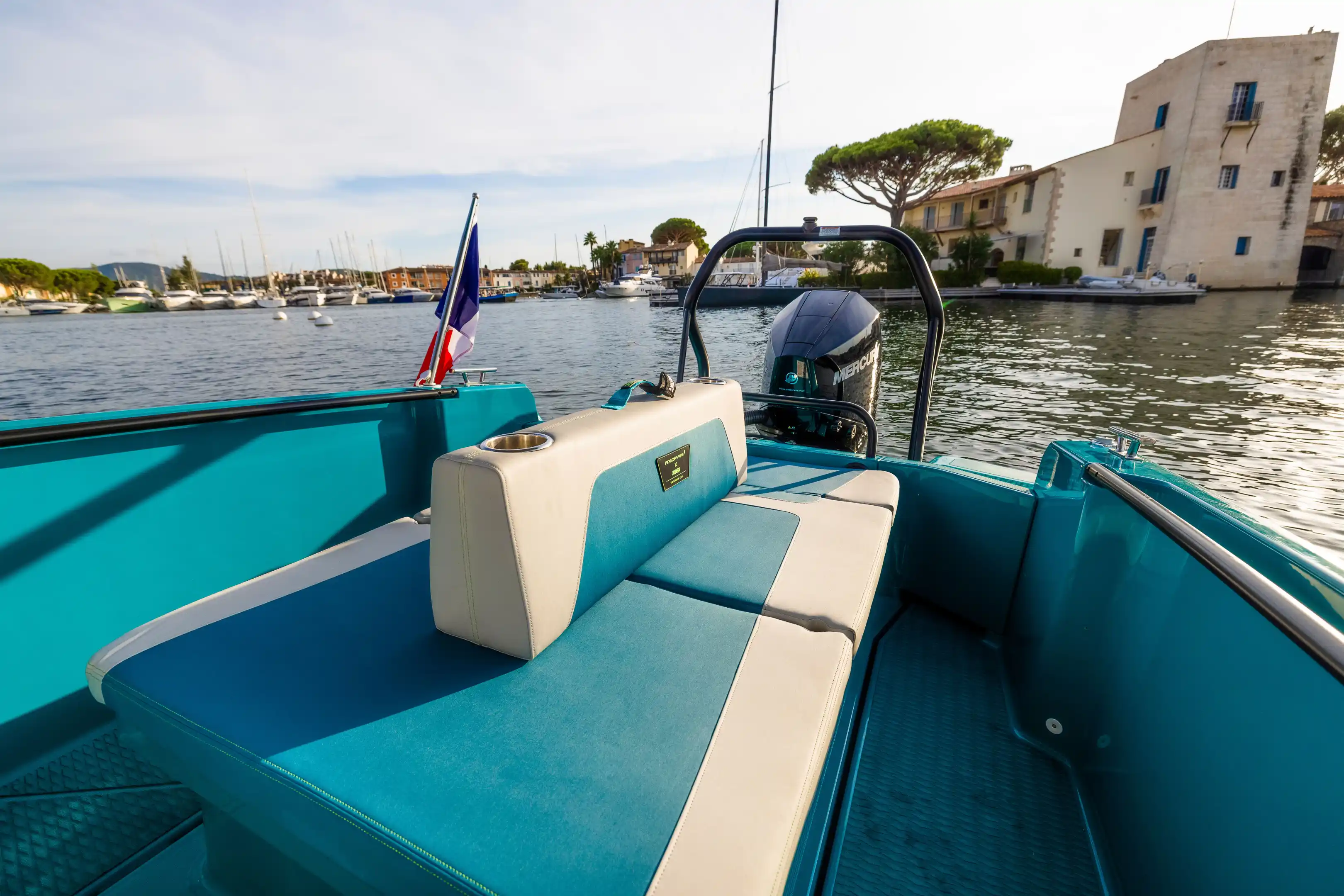 Interni del Axopar 22 T-Top