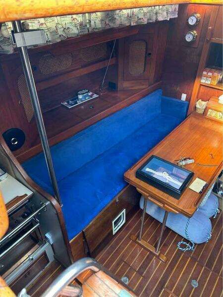Endeavour 42 CC Interior