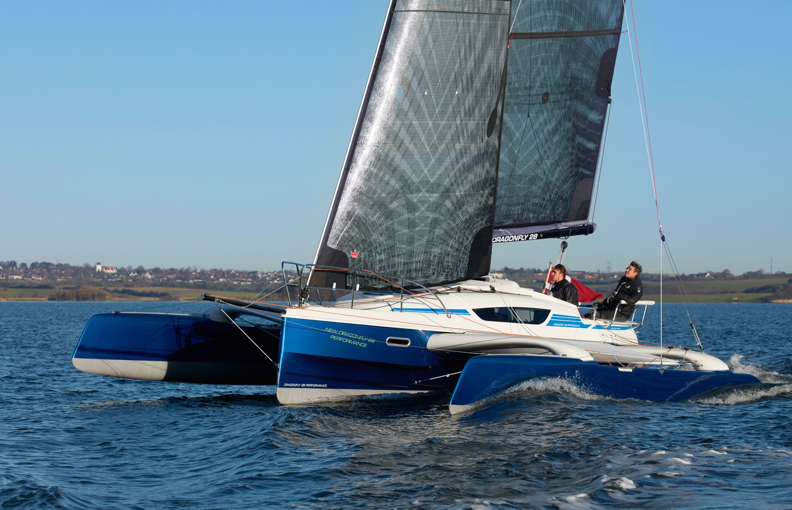 Exterior del Dragonfly Trimarans 28