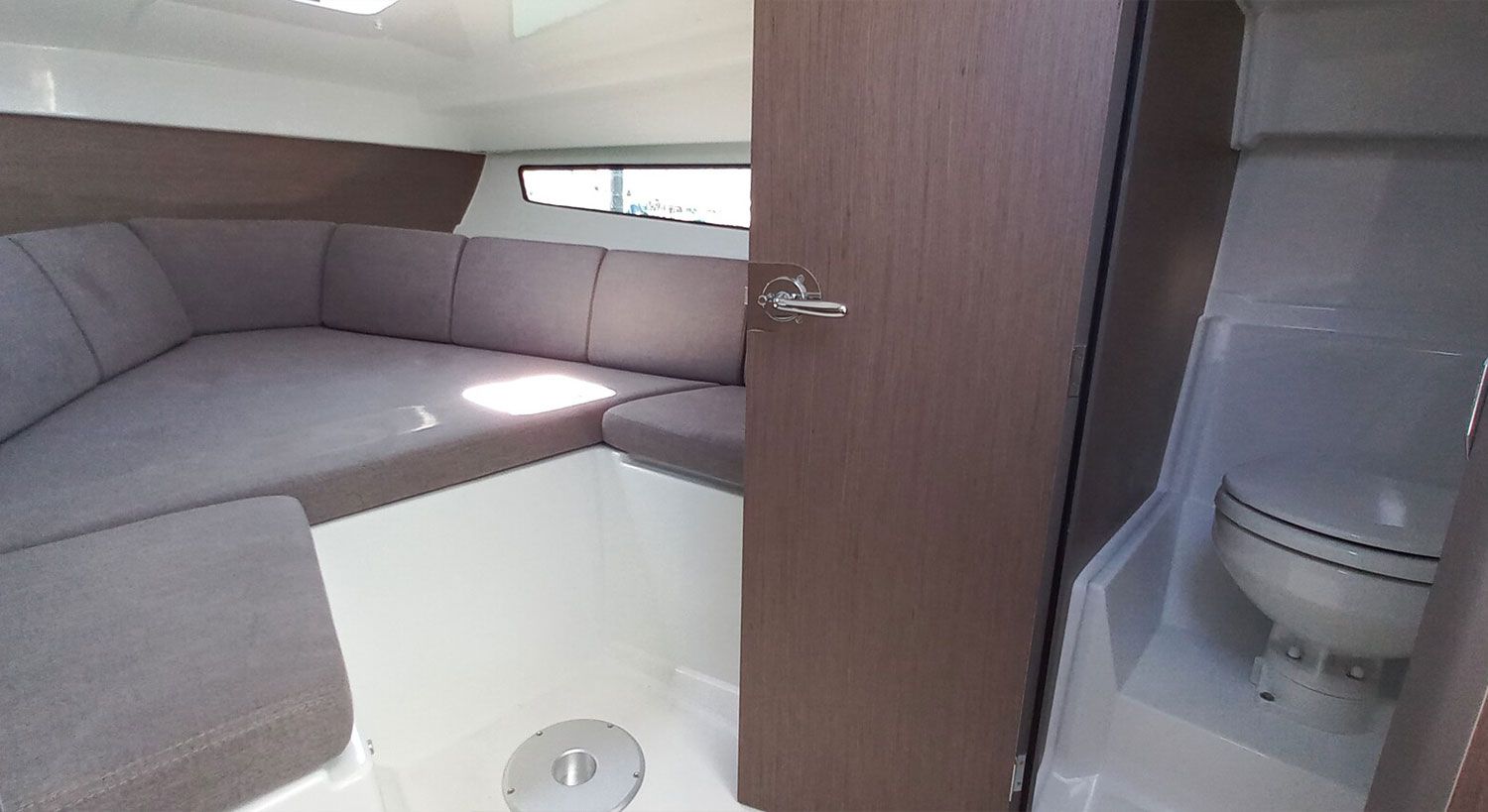 Interior del Beneteau Flyer 8 SUNdeck