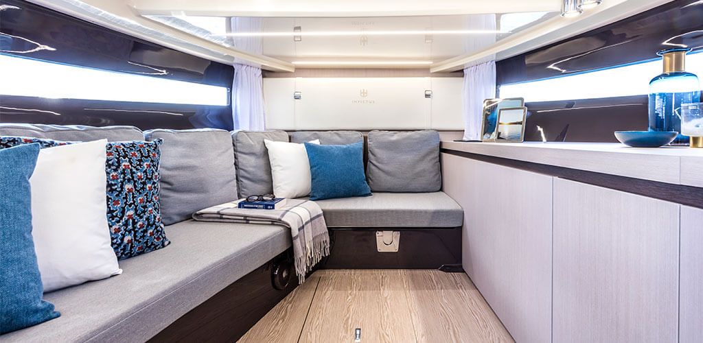 Invictus Yachts GT320 Interior