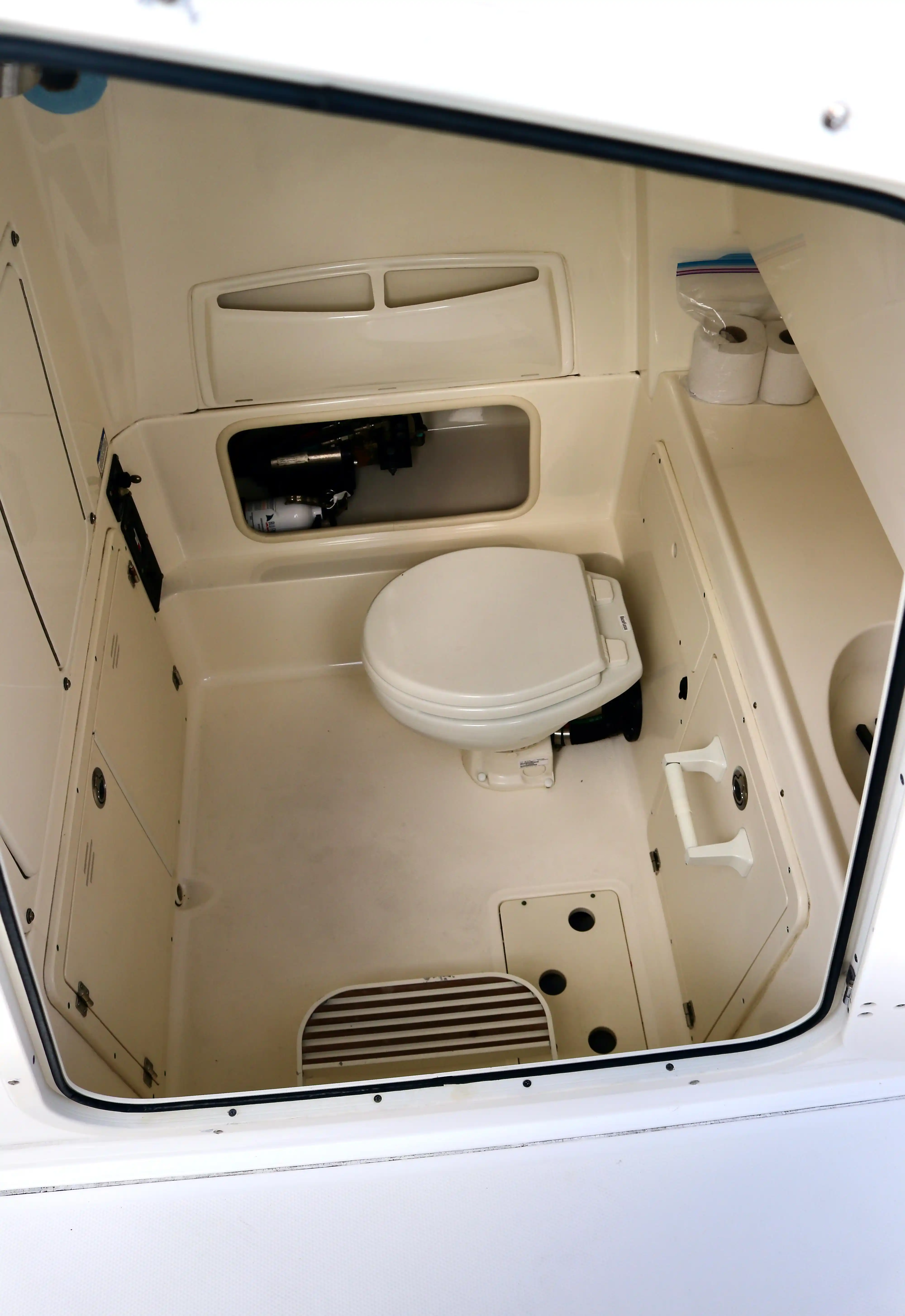 Boston Whaler 320 Outrage Interior
