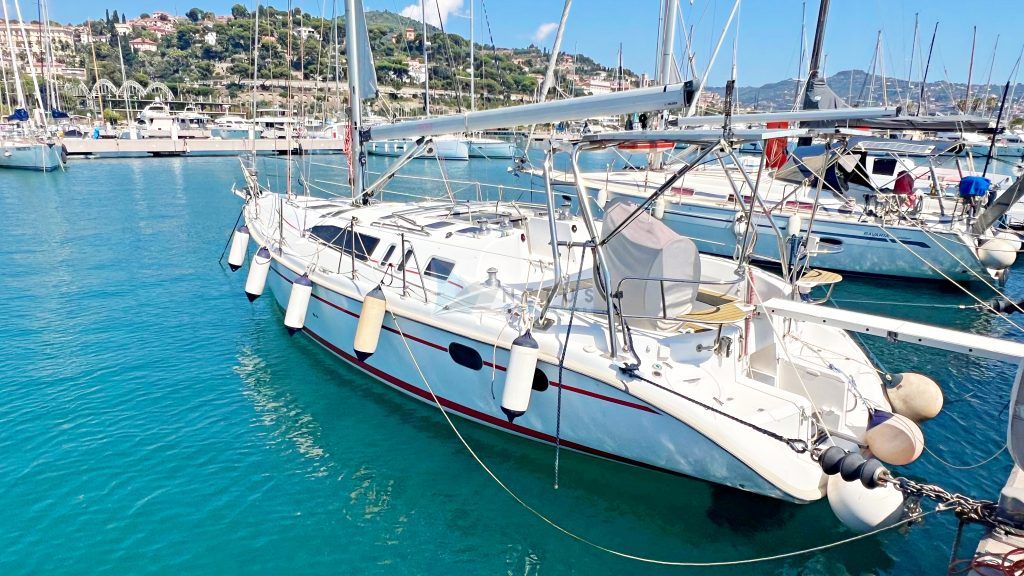 Hunter 380 Exterior