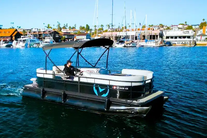 Intérieur du Vision Marine WX Tritoon