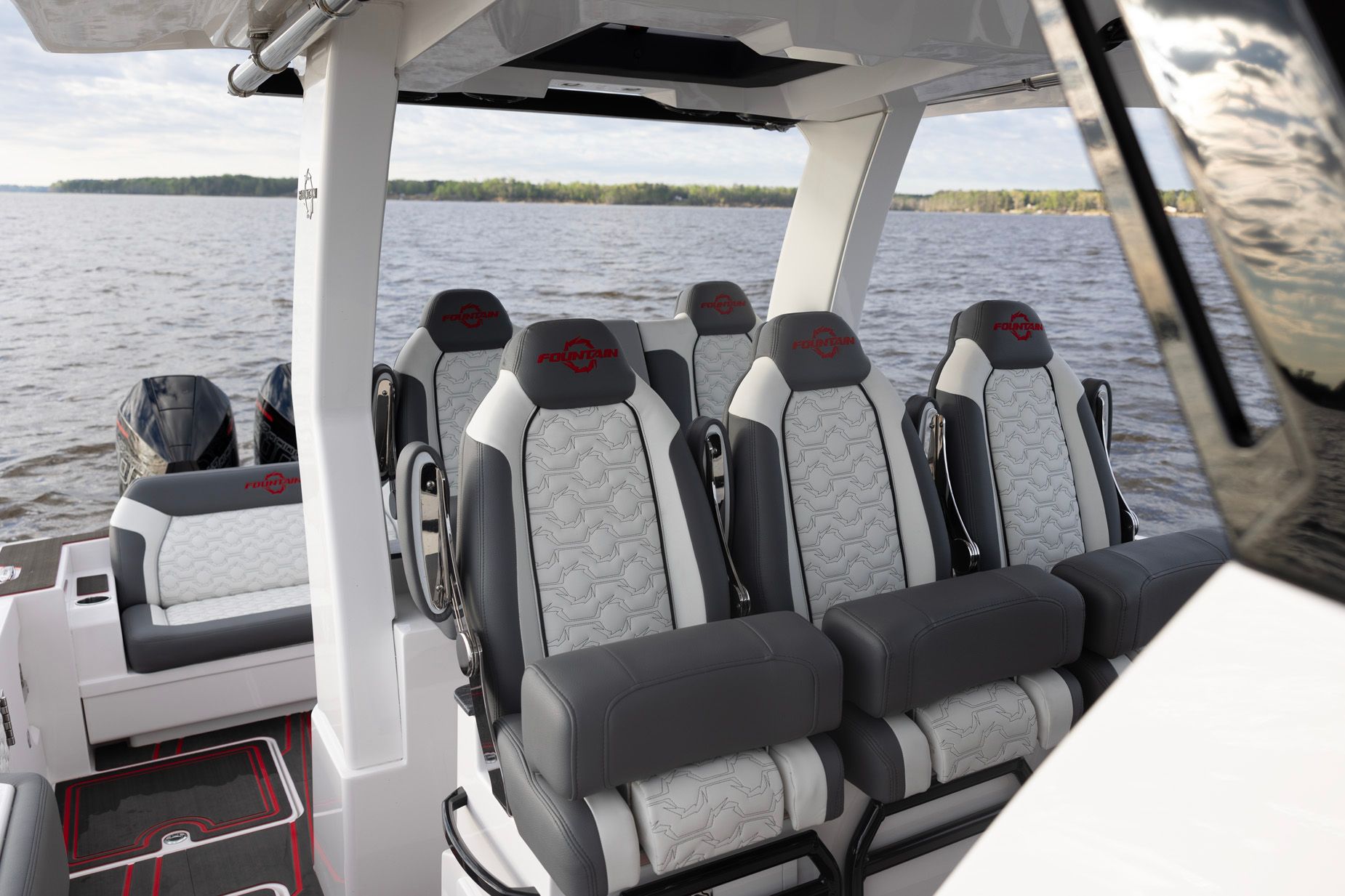 Interior del Fountain Powerboats 43SCX