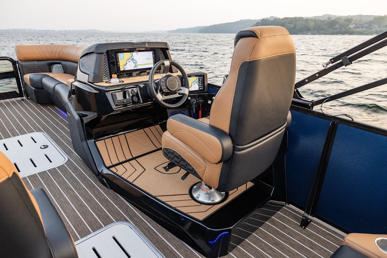 Intérieur du Premier 230 Intrigue