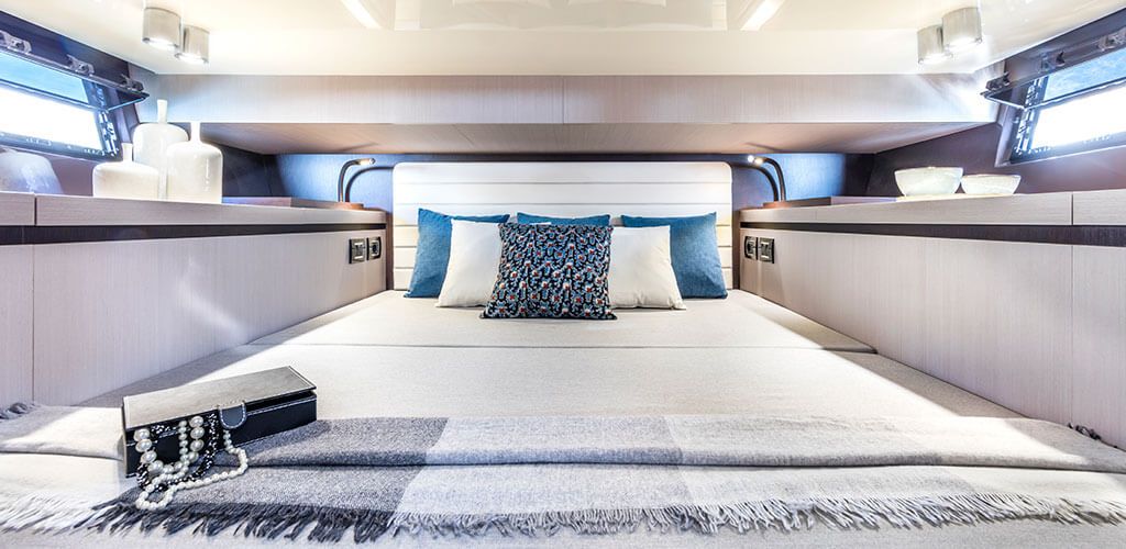 Invictus Yachts GT320 Interior