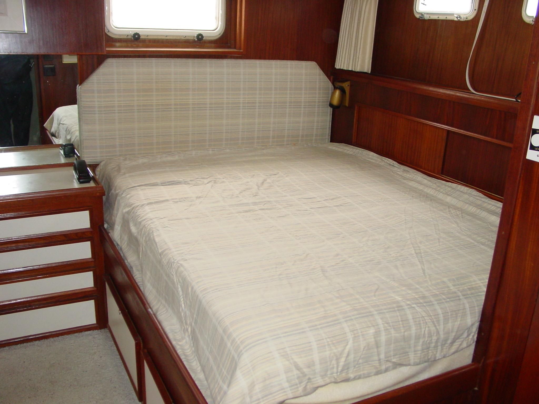 Hatteras 58 Long Range Cruiser Interior
