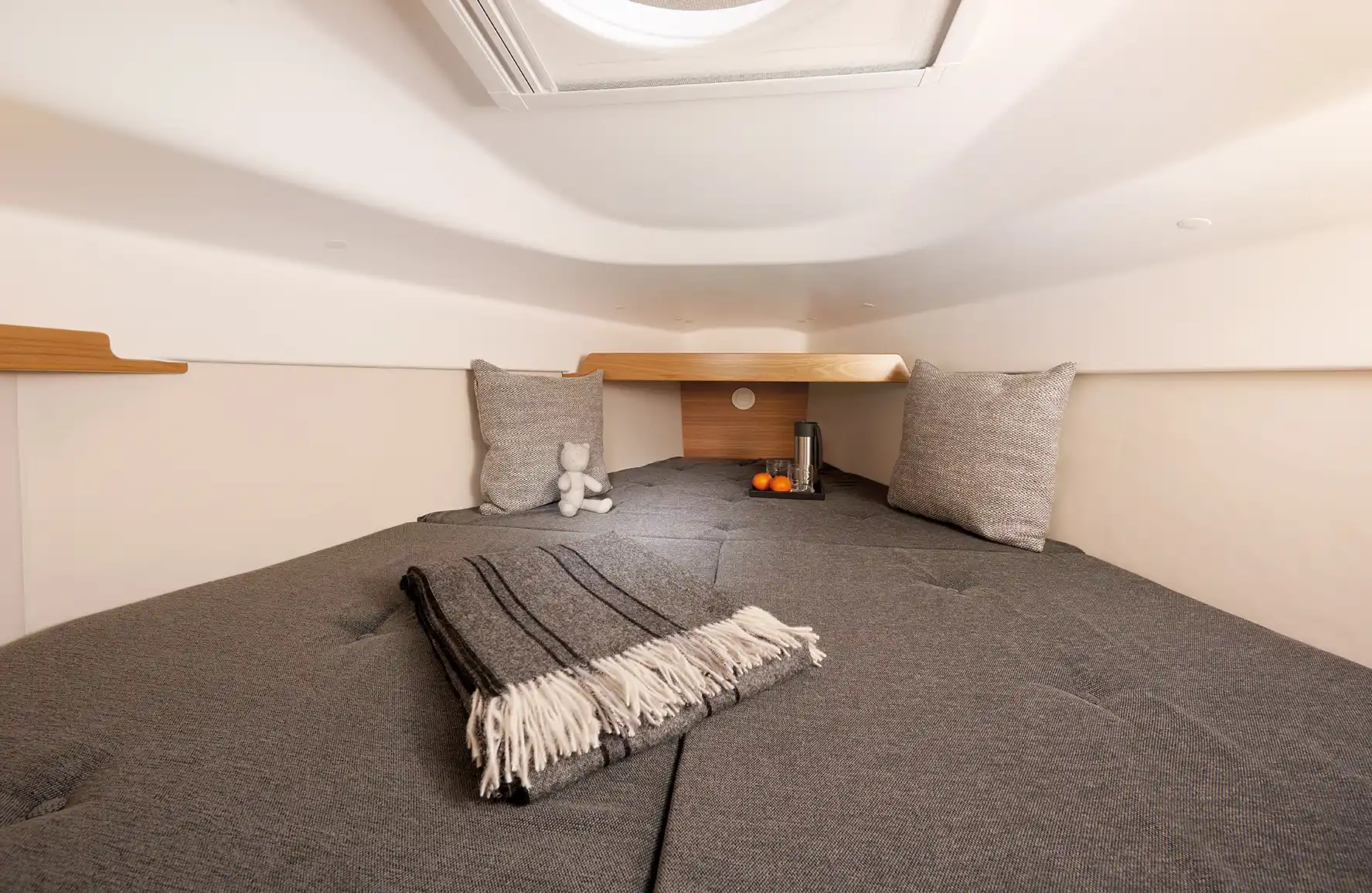 Interior del Dragonfly Trimarans 28