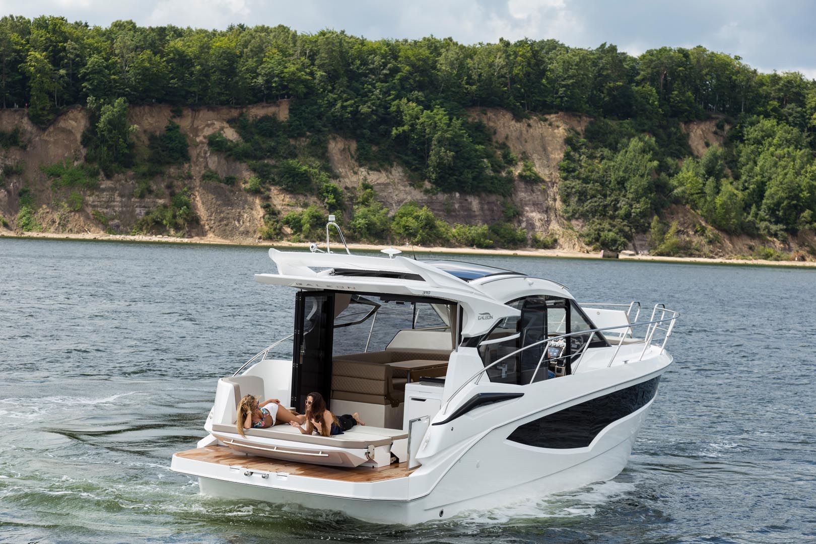 Außenbereich der Galeon Yachts 370 HTC