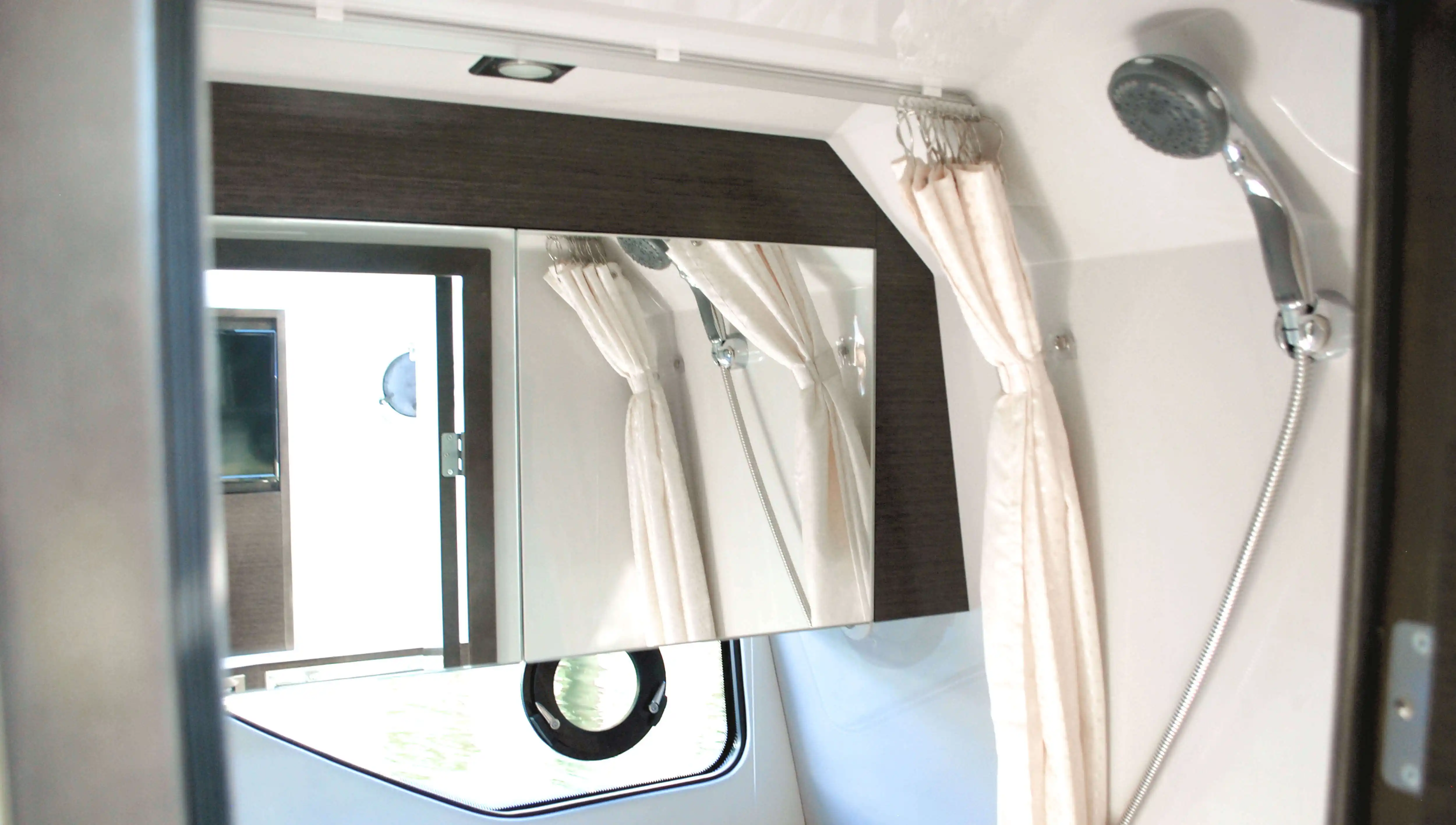 Cruisers Yachts 38 GLS OB Interior