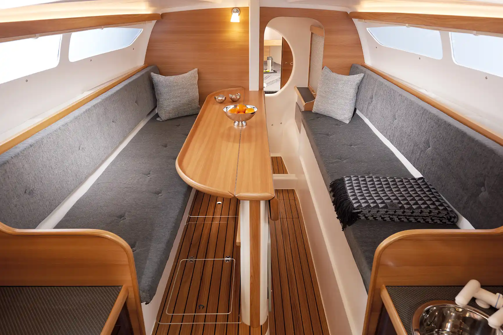 Interior del Dragonfly Trimarans 28