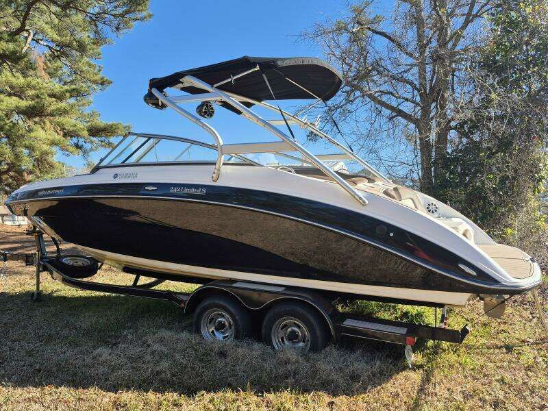 Yamaha 242 Limited S Exterior