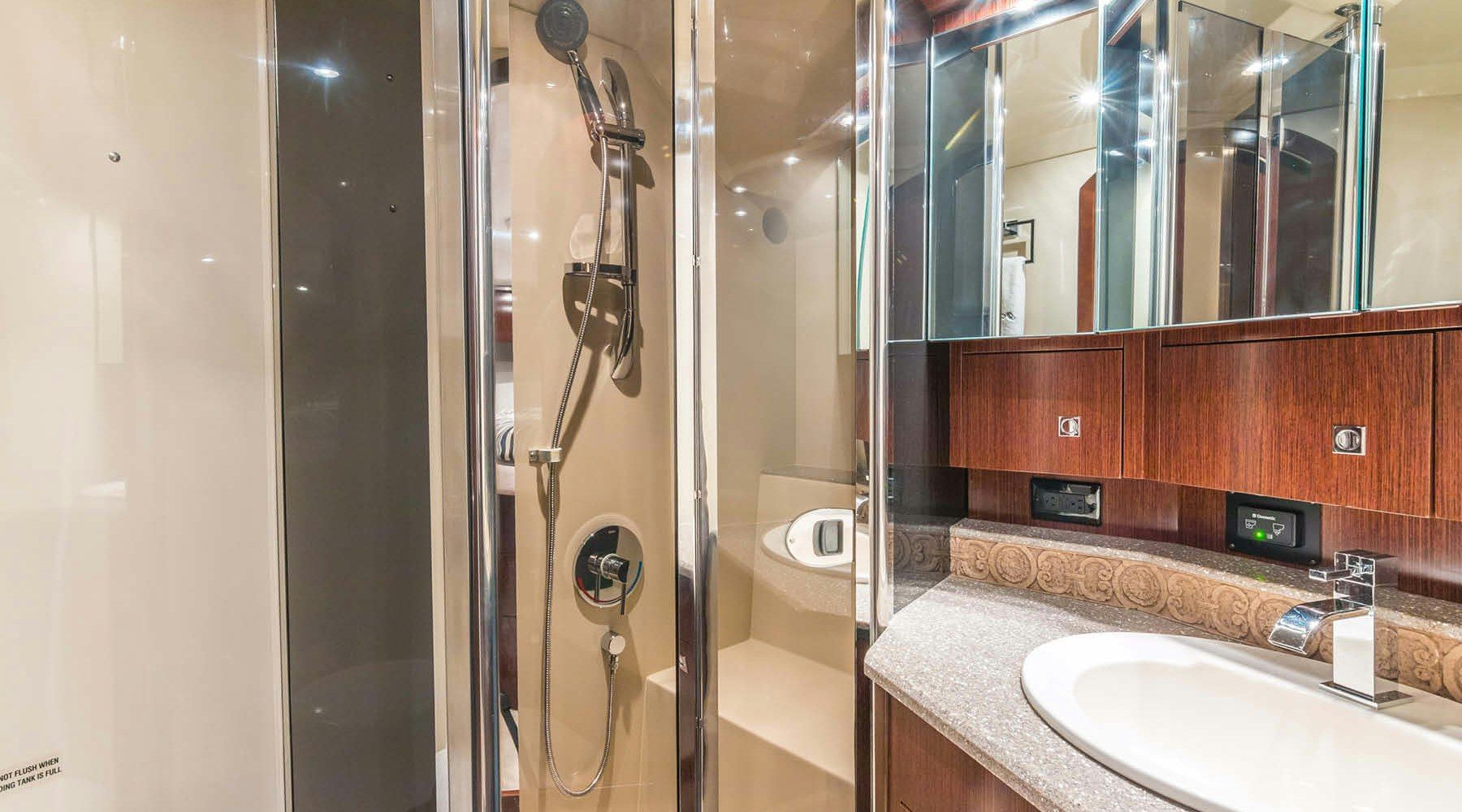 Cruisers Yachts 540 Sport Coupe Interior