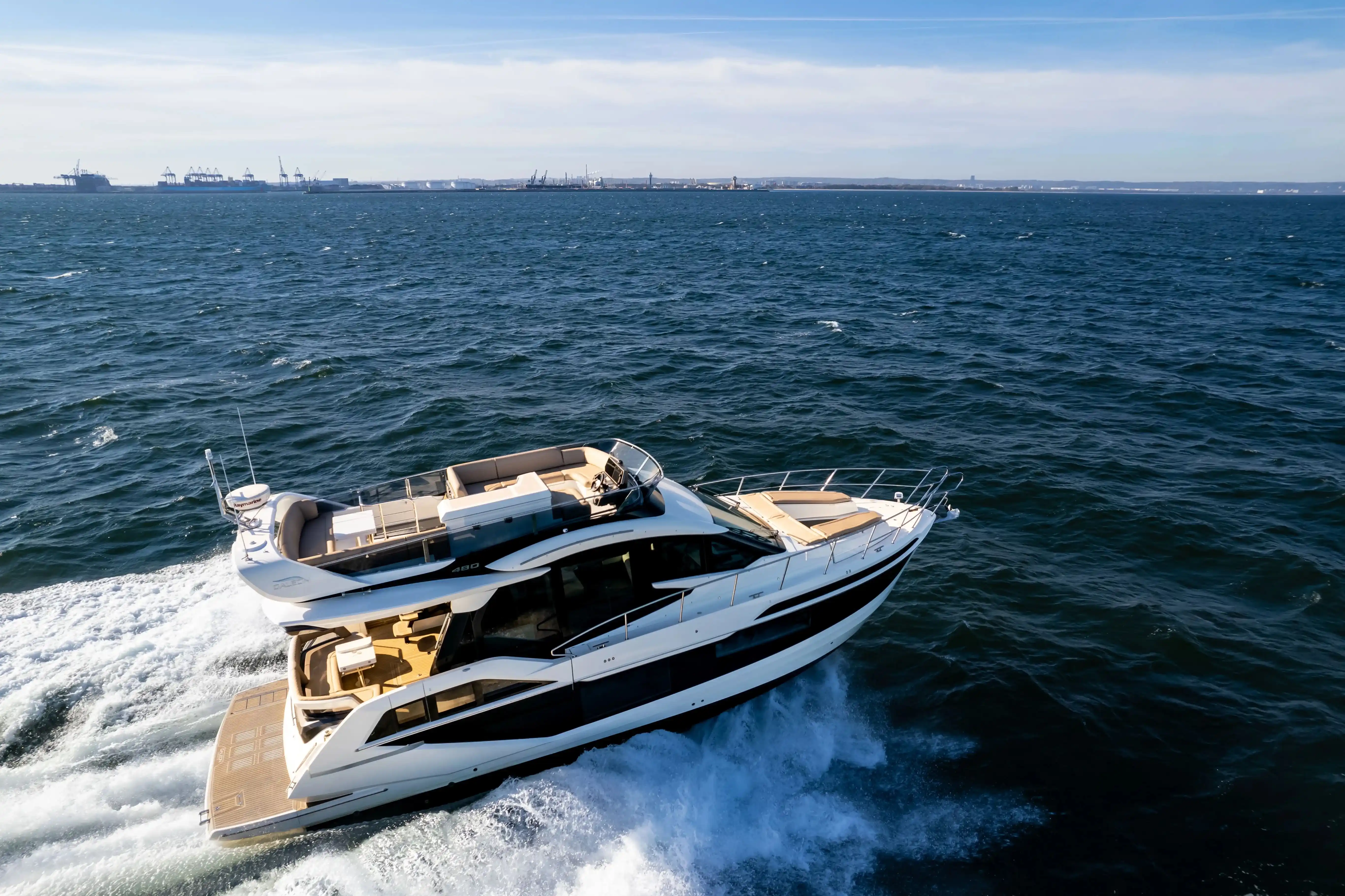 Exterior del Galeon Yachts 480 Fly