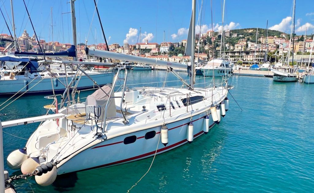 Hunter 380 Exterior