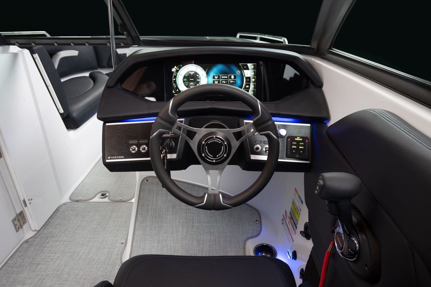 Four Winns HD5 Surf Interior