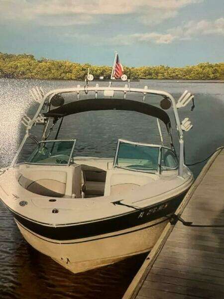 Sea Ray 220 Bow Rider