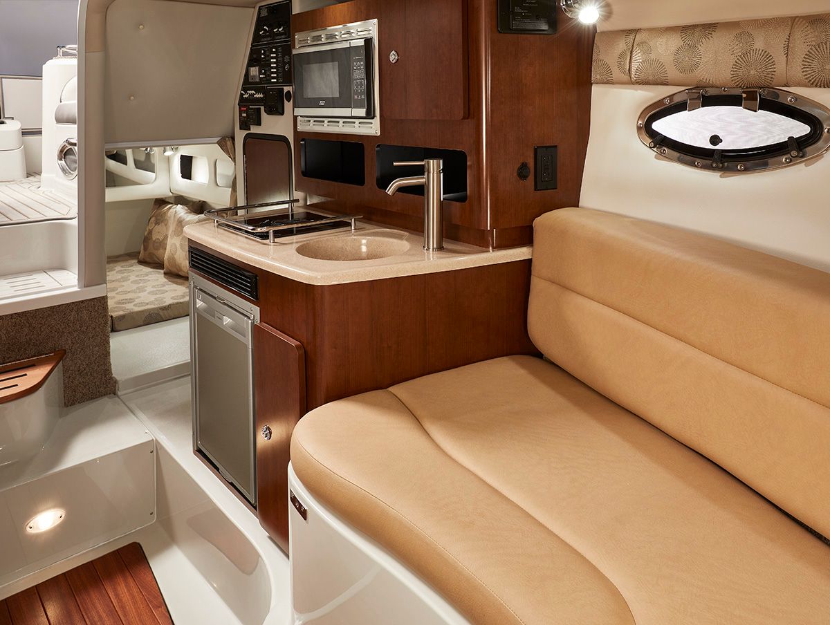 Interni del Crownline 280 CRX