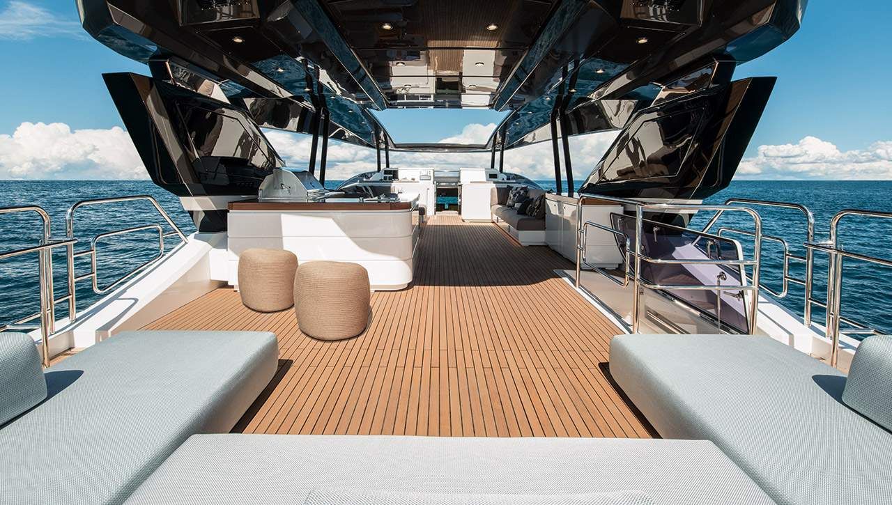 Außenbereich der Monte Carlo Yachts MCY 96