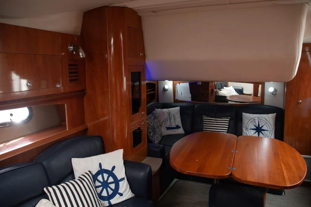 Four Winns 378 Vista Interior
