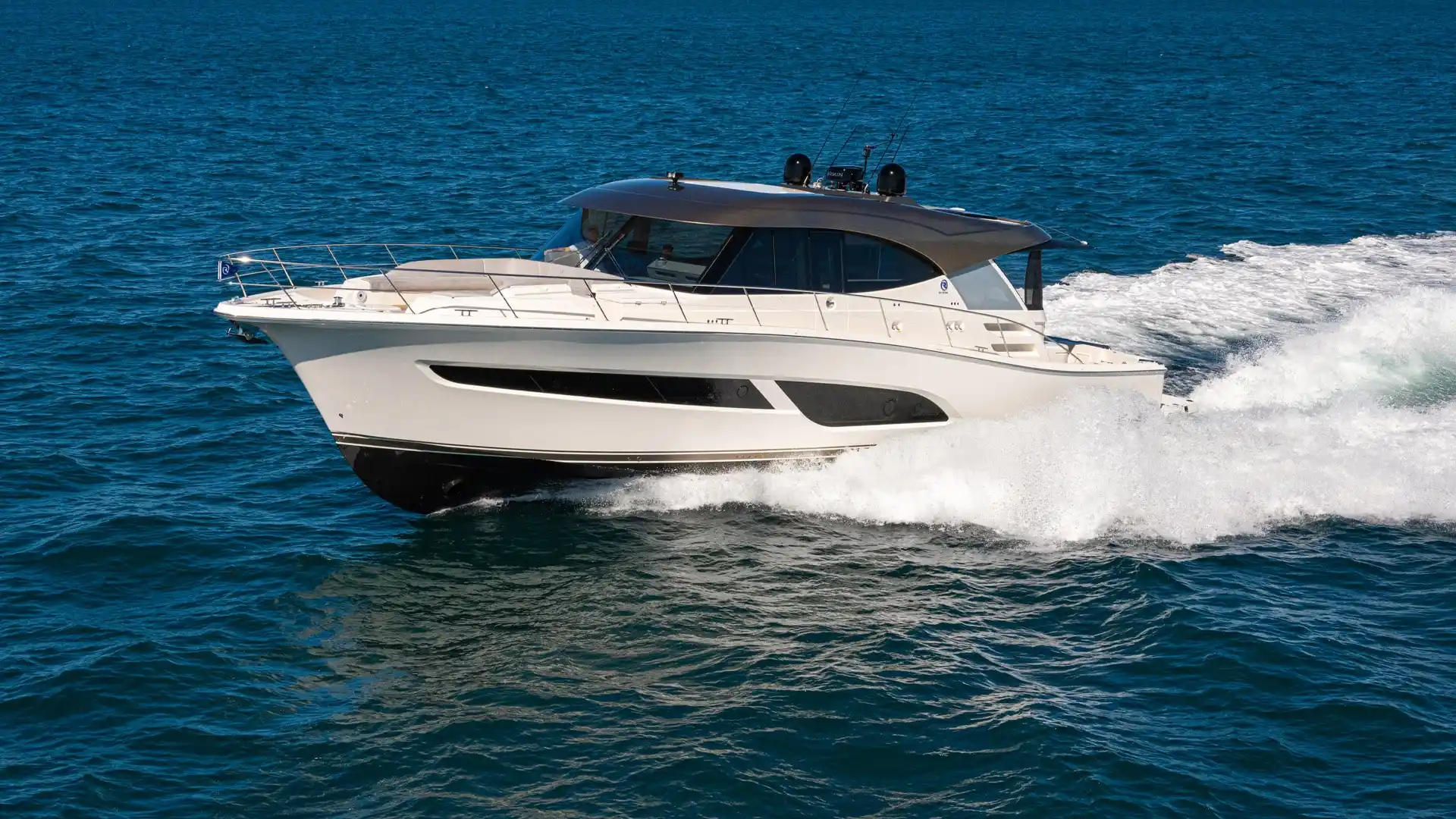 Riviera 585 SUV Exterior