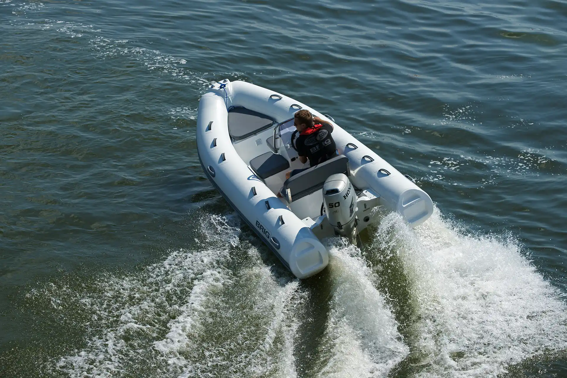 Außenbereich der BRIG Falcon 420