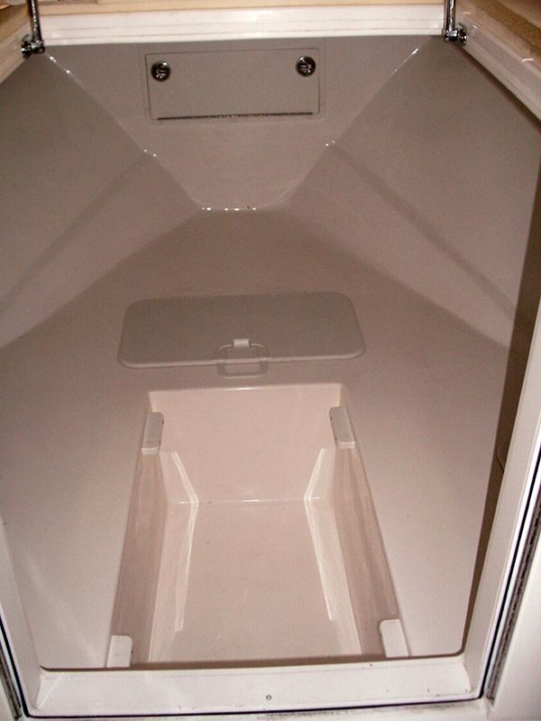 Intérieur du Dusky 252 Fisherman's Cuddy