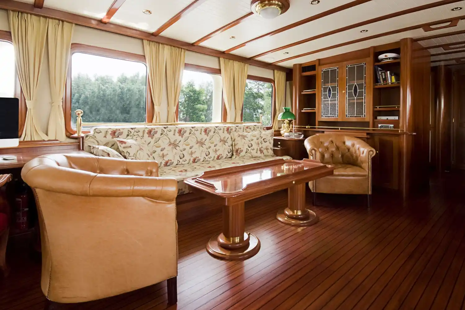 De Alm Delfino 70 Interior