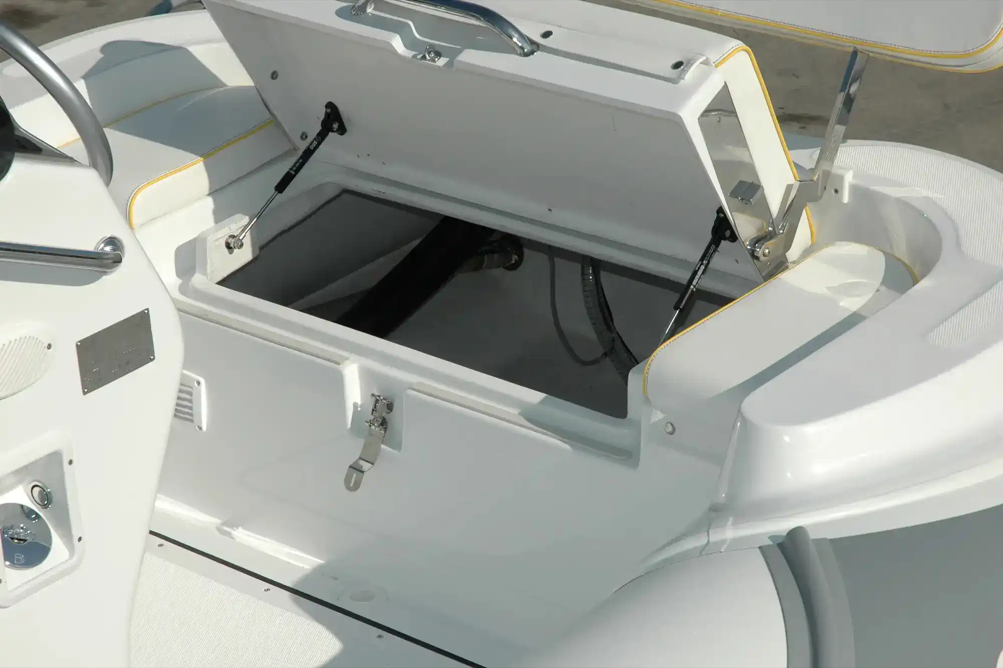 MV Marine MV 500 Interior