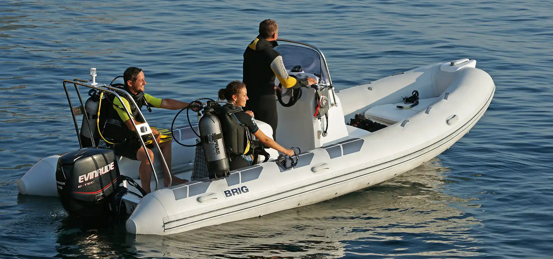 Esterni del BRIG Falcon 570