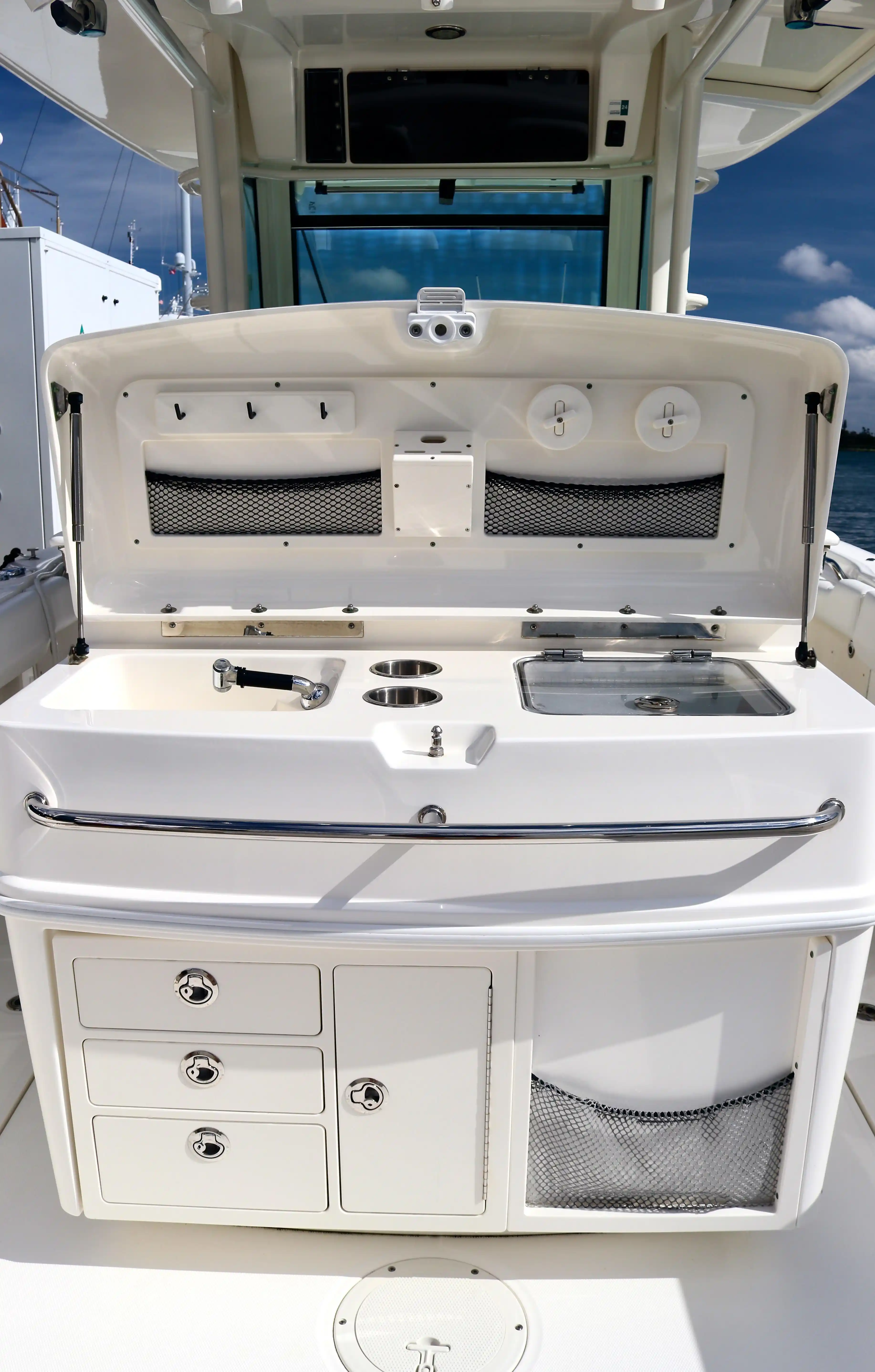 Boston Whaler 320 Outrage Interior