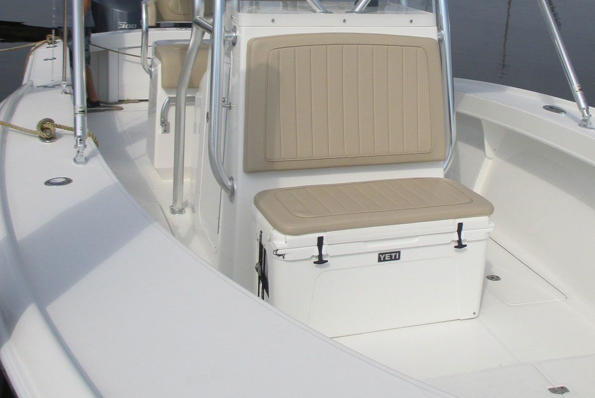 Interior del Jersey Cape Yachts 31' Little Devil