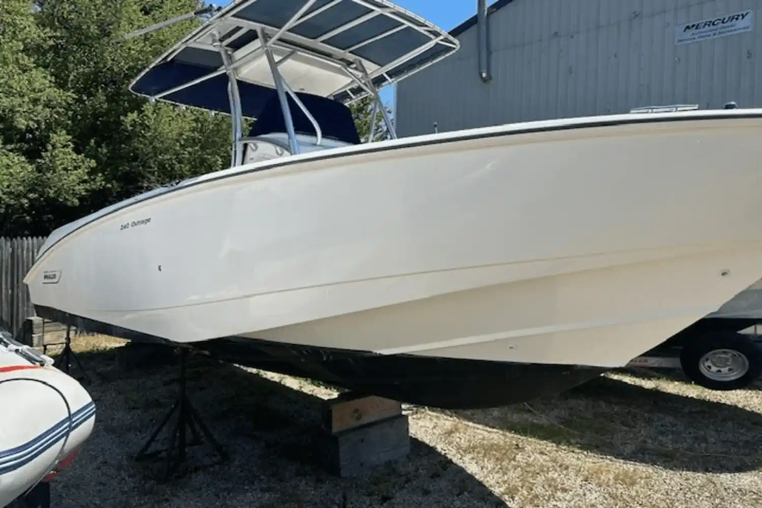 Boston Whaler 240 Outrage