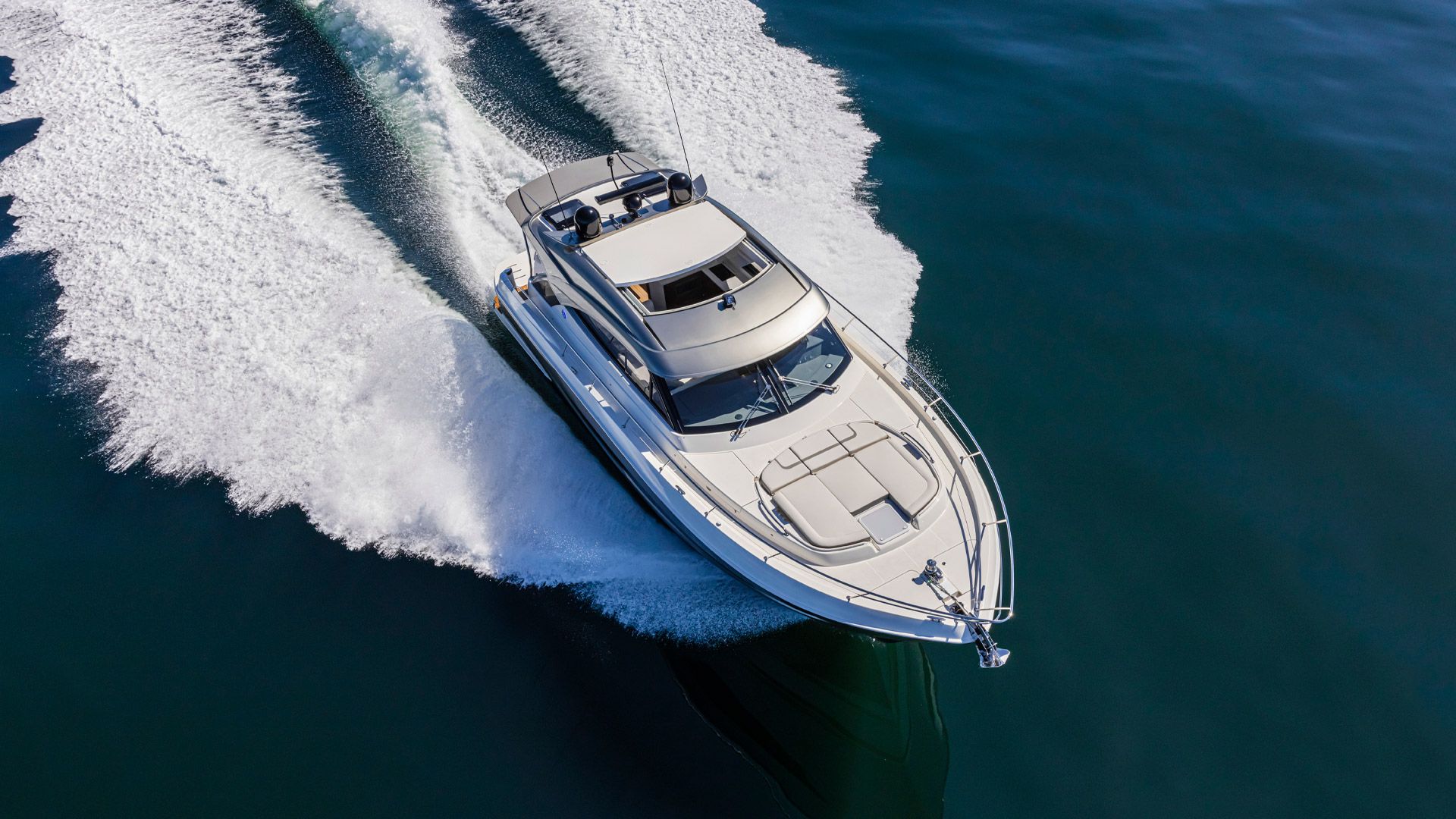 Riviera 4600 Sport Yacht Platinum Edition Exterior