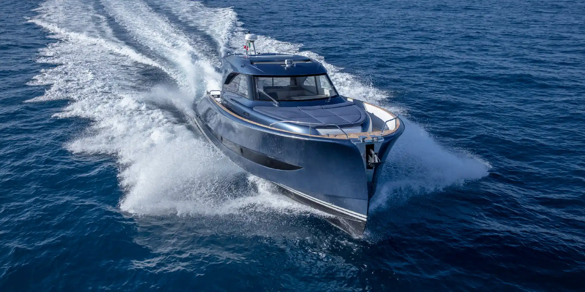 Exterieur van de Solaris Power 48 Coupé