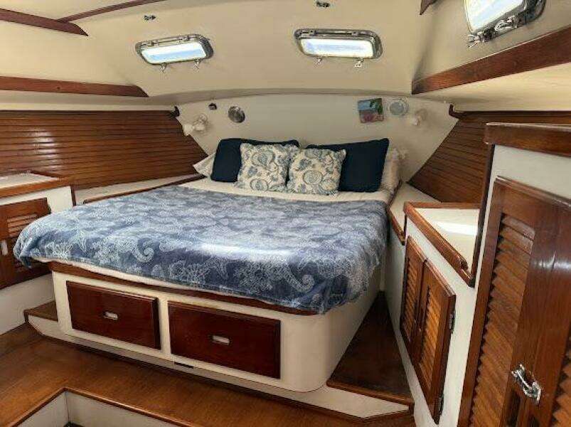 Catalina Yachts Morgan 44 Interior