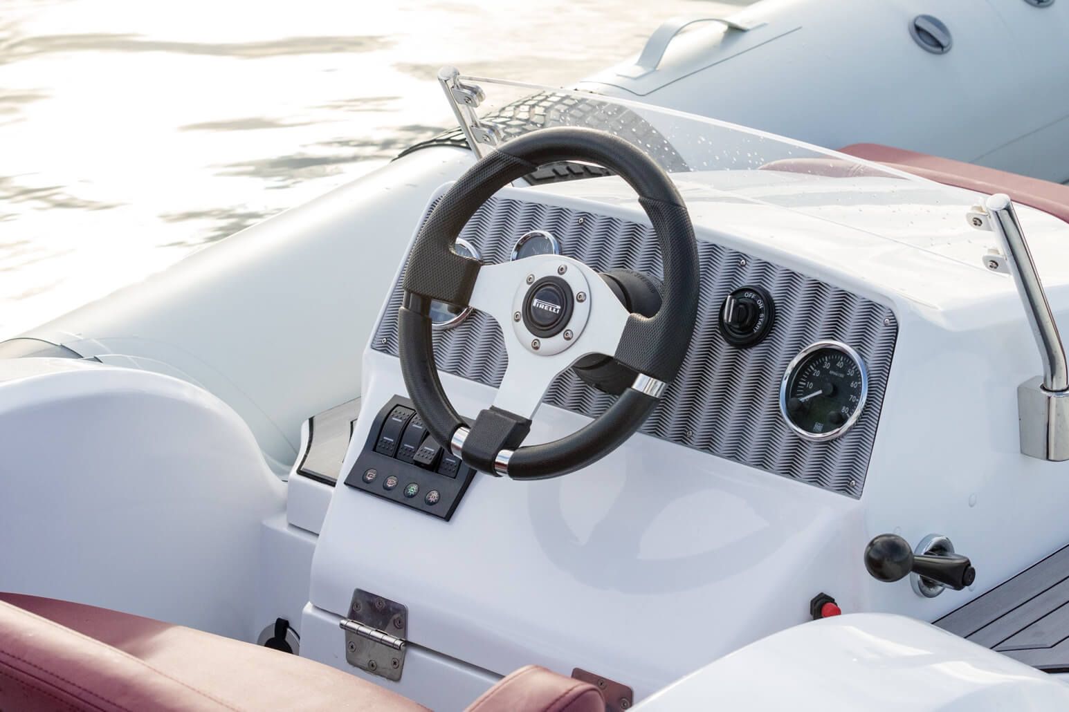 Interior del Pirelli Speedboats J39